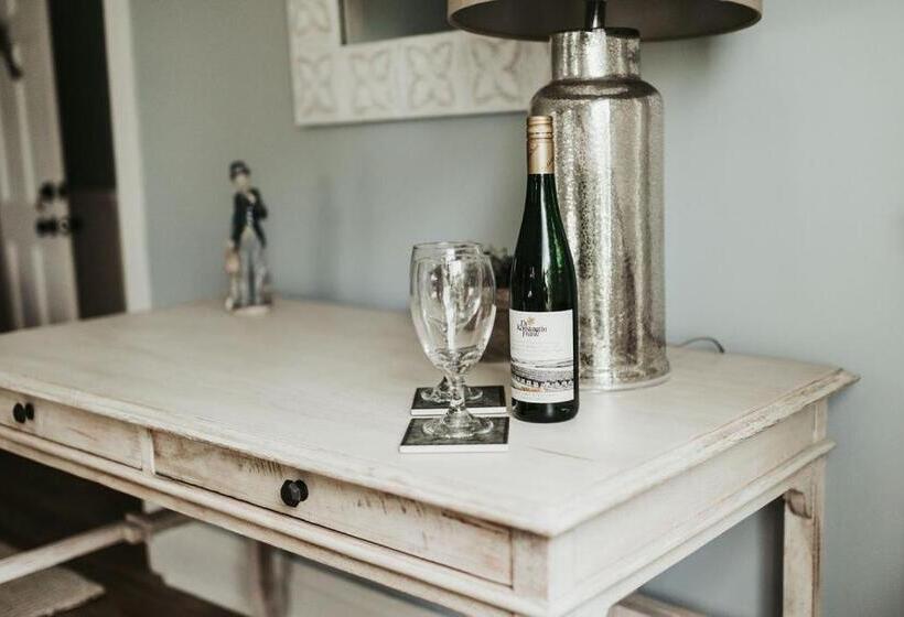 חדר דחוקס עם מיטת קינג, The Bond 1835