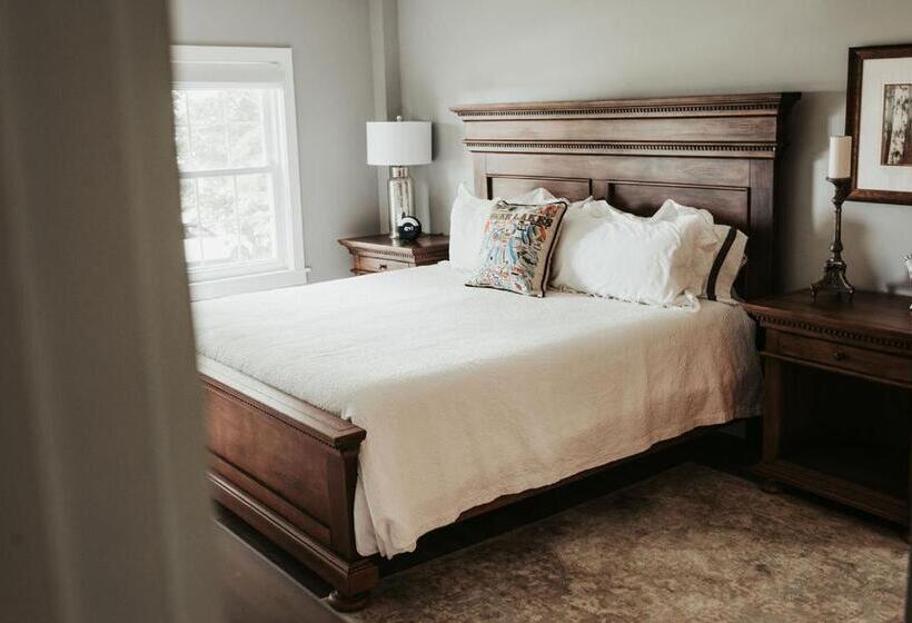 חדר דחוקס עם מיטת קינג, The Bond 1835