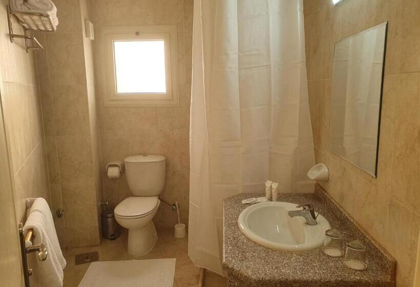 اتاق خانوادگی با چشم‌انداز دریا, Fanar