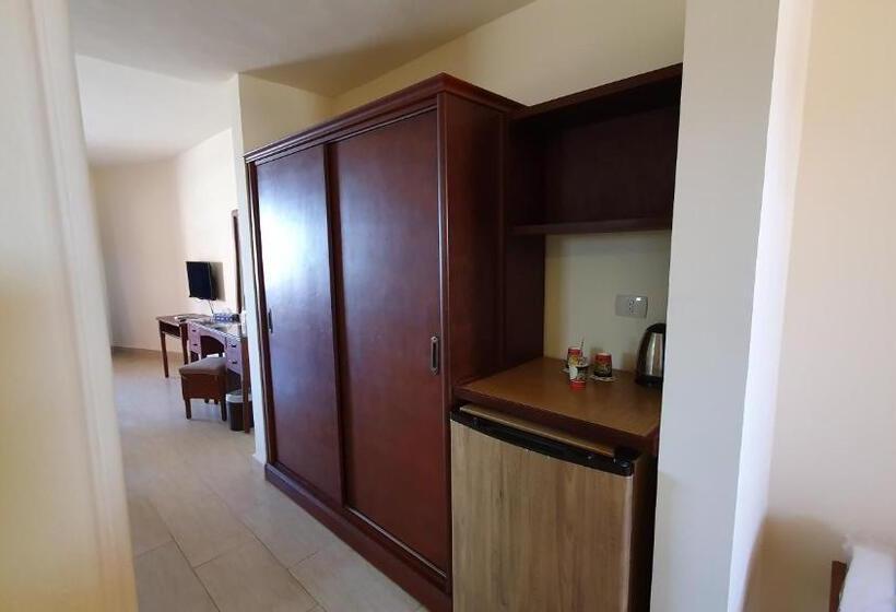 اتاق خانوادگی با چشم‌انداز دریا, Fanar