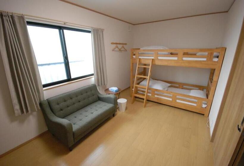Economy Quadruple Room, Guest House En