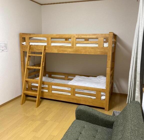 Economy Quadruple Room, Guest House En