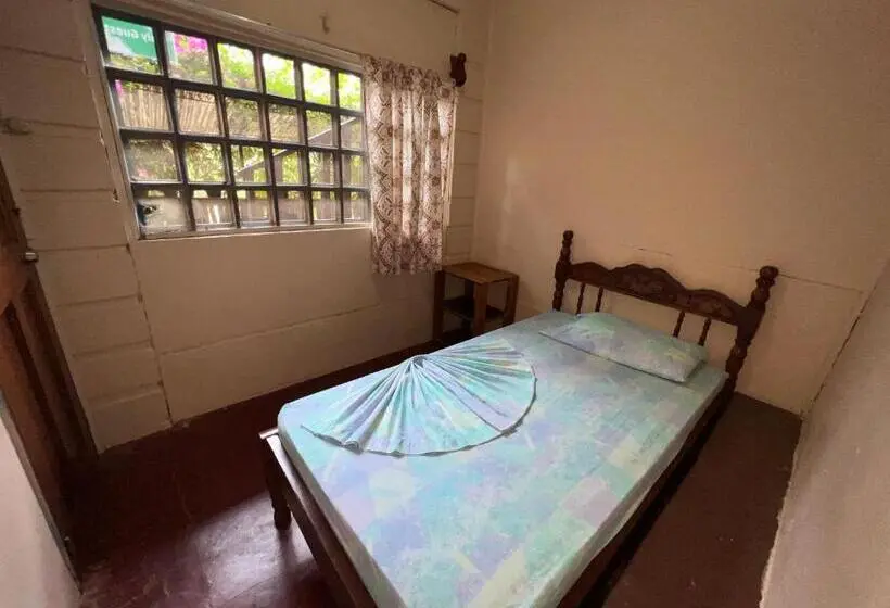 اتاق استاندارد یک تخته با سرویس بهداشتی مشترک, Pura Vida Hostel