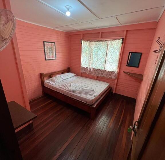 اتاق استاندارد با سرویس بهداشتی مشترک, Pura Vida Hostel