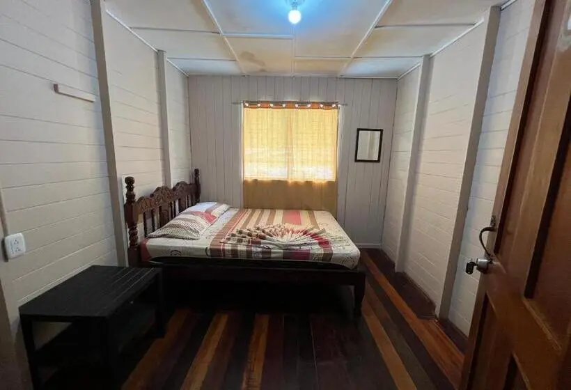 اتاق استاندارد با سرویس بهداشتی مشترک, Pura Vida Hostel