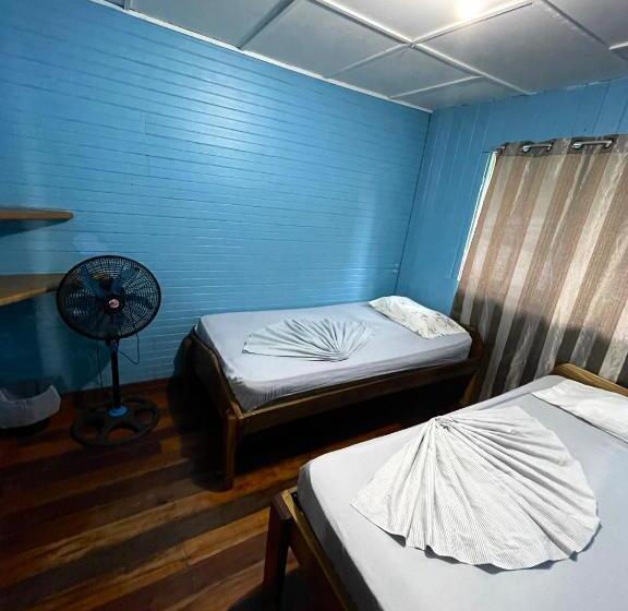 اتاق استاندارد با سرویس بهداشتی مشترک, Pura Vida Hostel