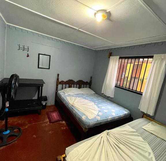 اتاق استاندارد سه تخته با سرویس بهداشتی مشترک, Pura Vida Hostel