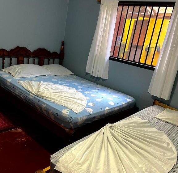 اتاق استاندارد سه تخته با سرویس بهداشتی مشترک, Pura Vida Hostel