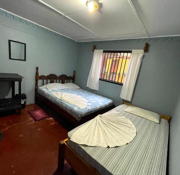 اتاق استاندارد سه تخته با سرویس بهداشتی مشترک, Pura Vida Hostel