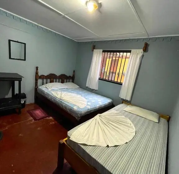 اتاق استاندارد سه تخته با سرویس بهداشتی مشترک, Pura Vida Hostel
