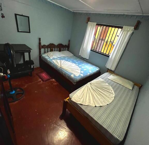 스탠다드 트리픔 룸 공동욕실, Pura Vida Hostel