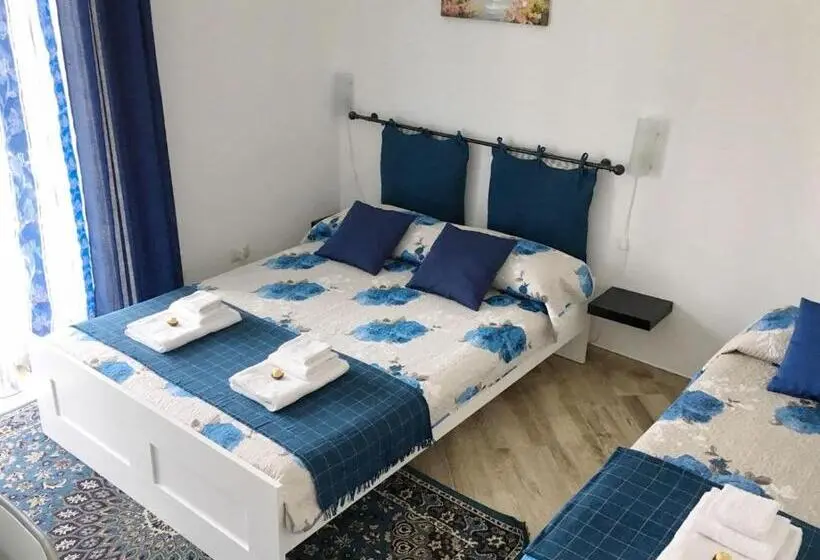 Standard Triple Room with Terrace, Apartment In Salerno Parco