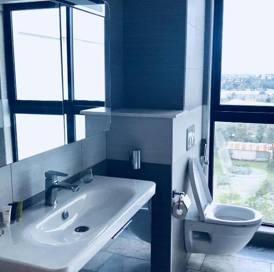 آپارتمان 3 خوابه, The Streamliner Hotel Apartment