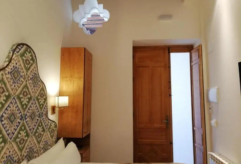 اتاق اکونومی, Nüa Santiago15