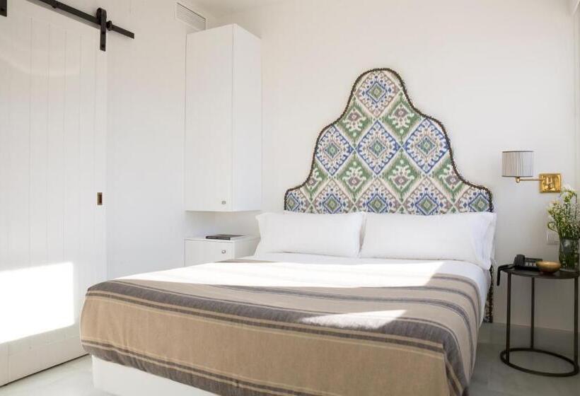 اتاق اکونومی, Nüa Santiago15