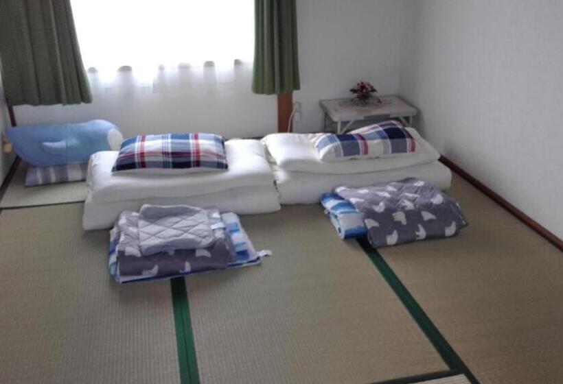이코노미 트리플 룸, Kaeru Guest House