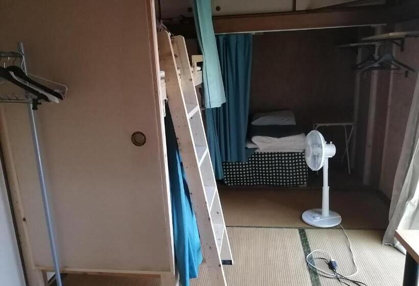 共用房间的床, Kaeru Guest House