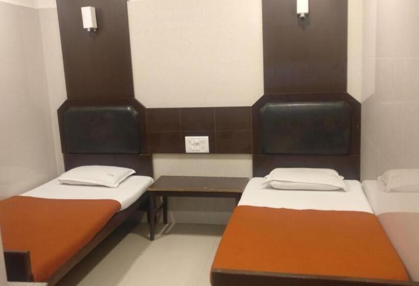 デラックスルーム, Sarada Nivas