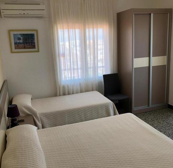 Номер Стандарт Трехместный, Hostal Internacional