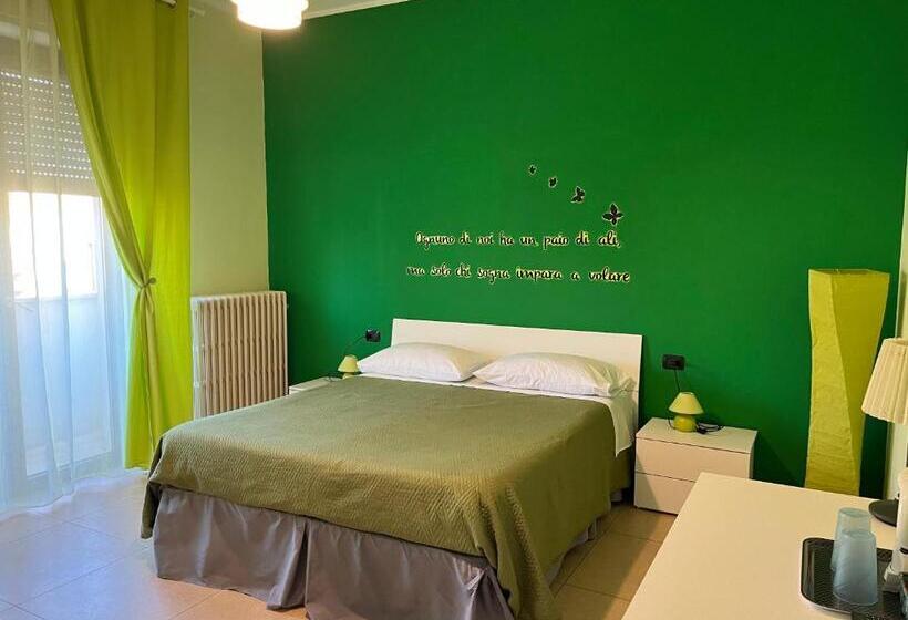 Номер Стандарт с Балконом, Color House Malpensa B&b