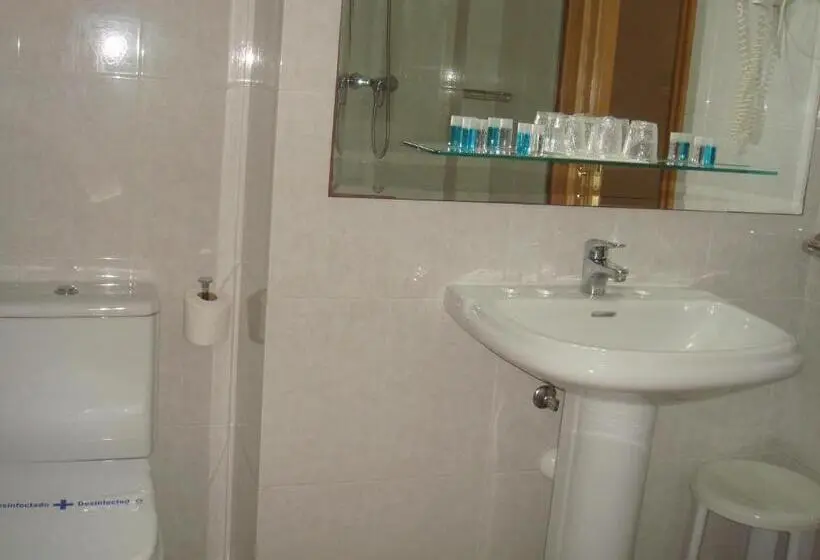 Standard Triple Room with Balcony, Payro