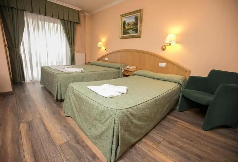 Standard Triple Room with Balcony, Payro