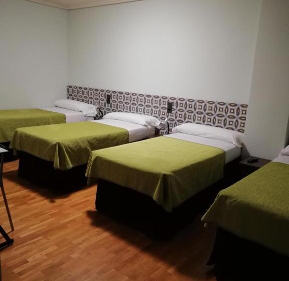 غرفة قياسية رباعية حمام مشترك, Pensión La Rioja