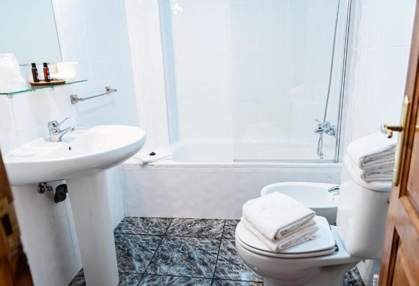 스탠다드 트리플 룸, Hostal Restaurante Ventasierra