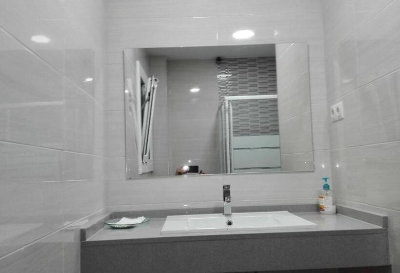 标准单人间, Fonda Chavarria