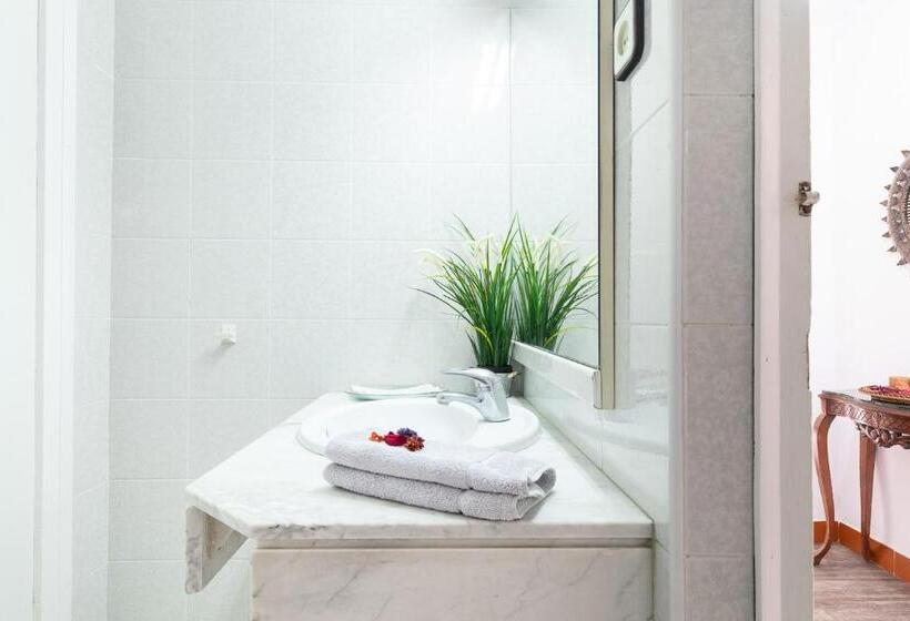 标准间, Fonda Chavarria