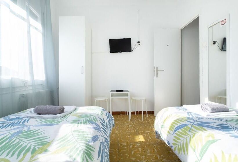 标准间, Fonda Chavarria