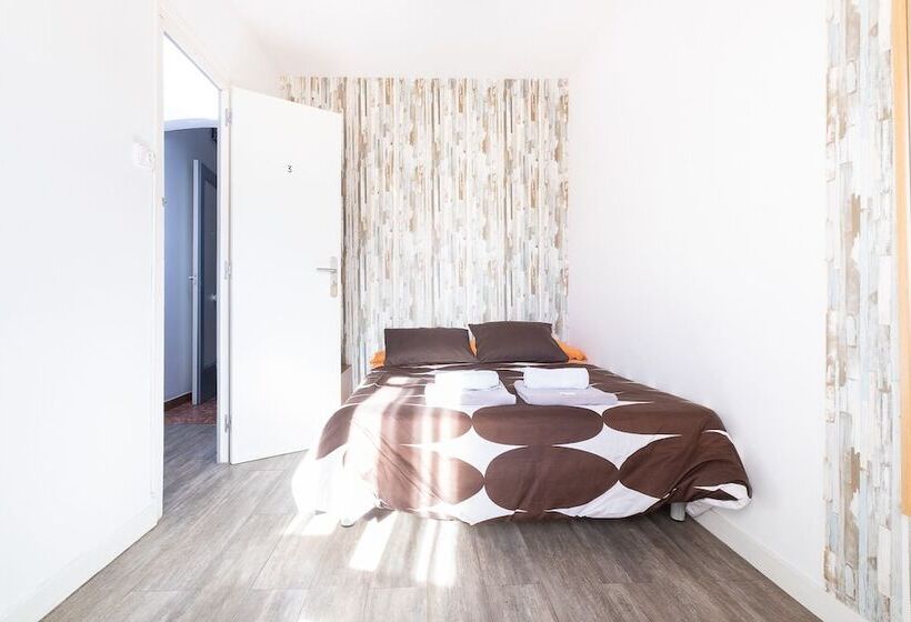 标准间, Fonda Chavarria