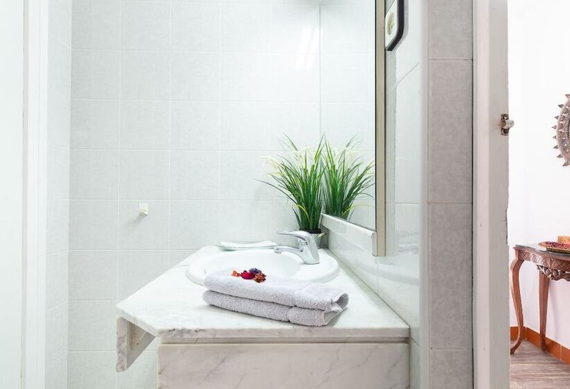 标准单人间, Fonda Chavarria