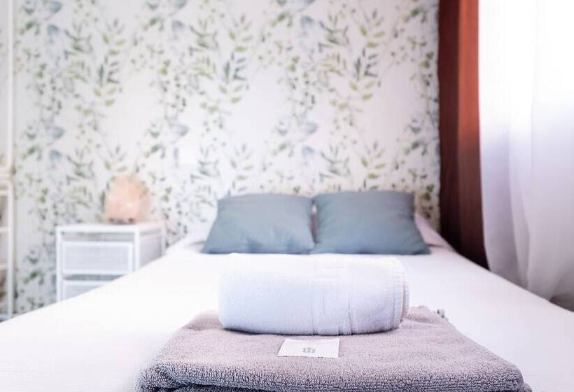 标准单人间, Fonda Chavarria