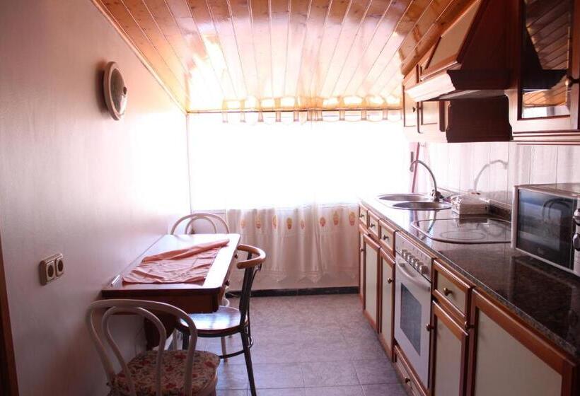 اتاق خانوادگی, A Traíña