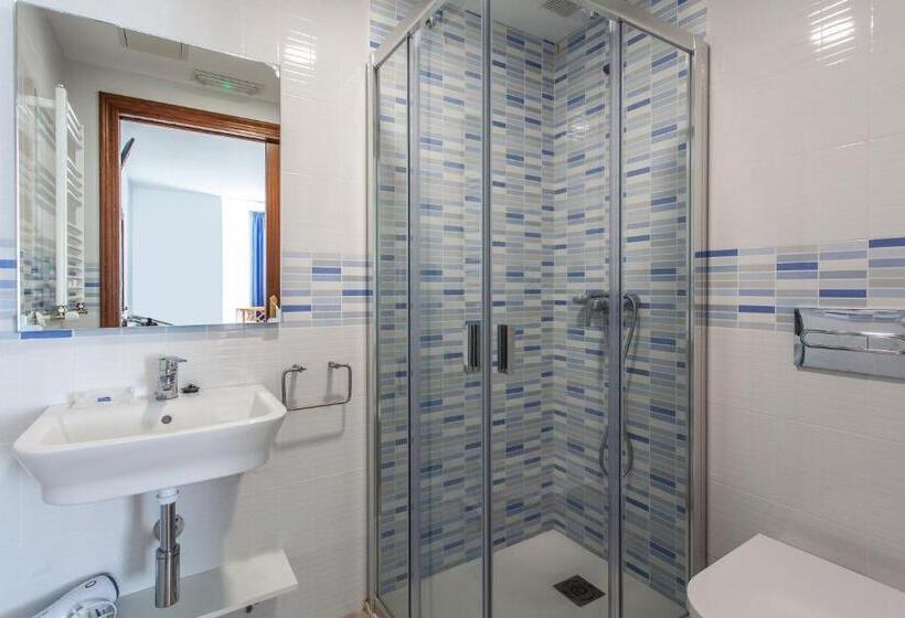 اتاق استاندارد سه نفره, O Castelo