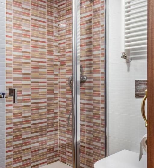 اتاق استاندارد چهار تخته, O Castelo