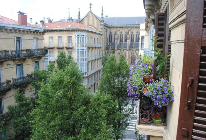 اتاق استاندارد سه نفره, Pension Aristizabal