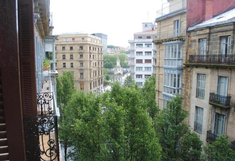 اتاق استاندارد سه نفره, Pension Aristizabal