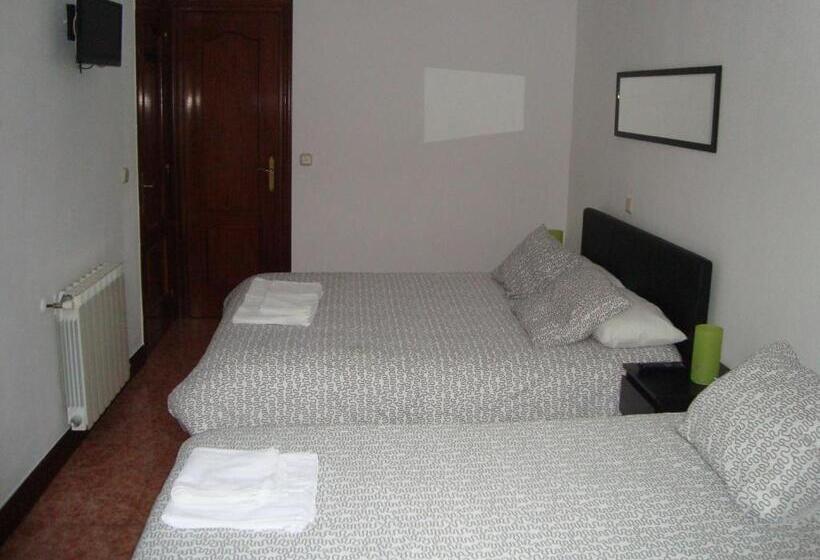 اتاق استاندارد سه نفره, Pension Aristizabal