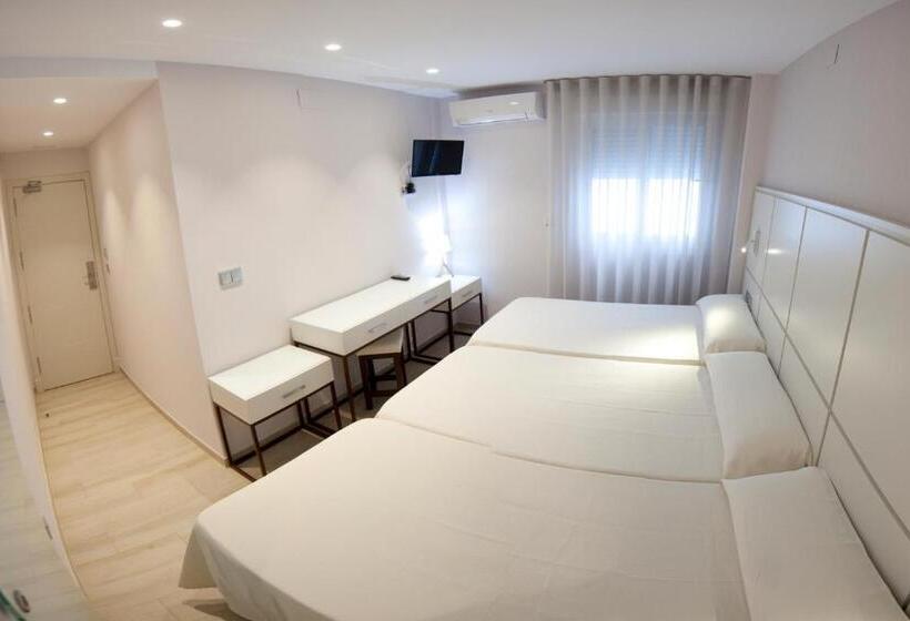 Трехместный Номер Комфорт, Hostal Loimar