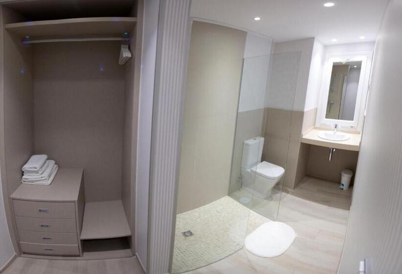 コンフォートトリプルルーム, Hostal Loimar