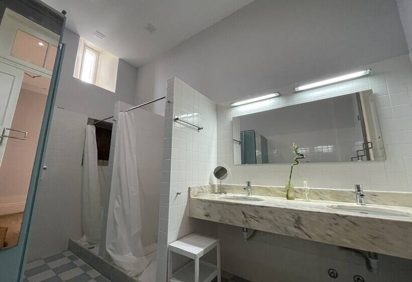 带共用浴室的标准房间, Dona Emília Guest House & Studio Apartment Building