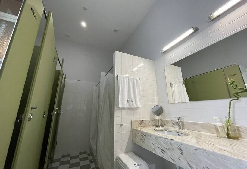 家庭房间共用浴室, Dona Emília Guest House & Studio Apartment Building