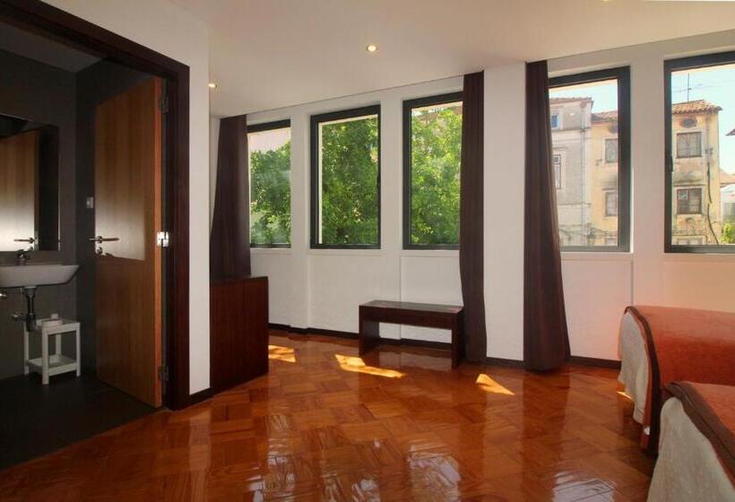 اتاق استاندارد سه نفره, Moderna