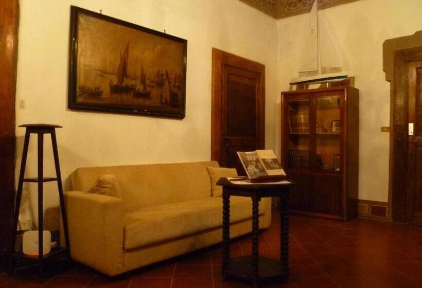 اتاق استاندارد یک تخته با سرویس بهداشتی مشترک, Time Out