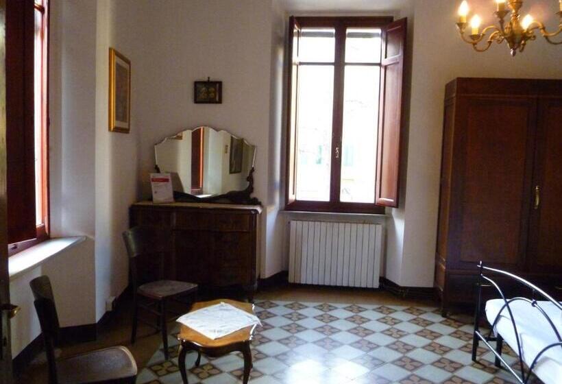 اتاق استاندارد یک تخته با سرویس بهداشتی مشترک, Time Out