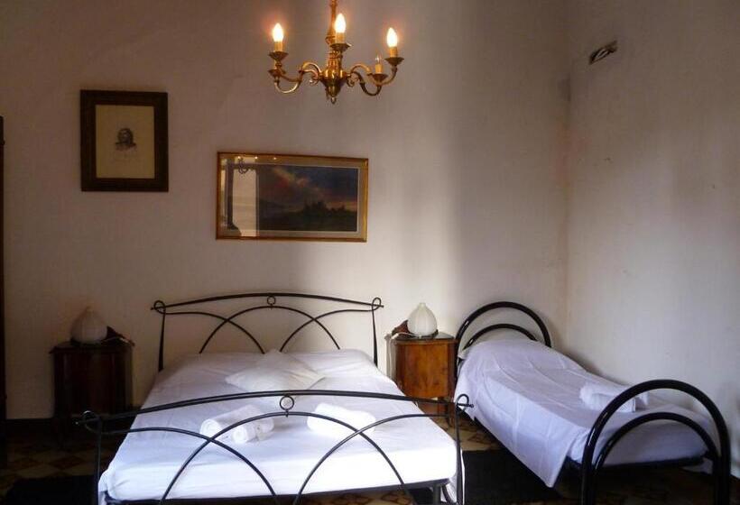 اتاق استاندارد یک تخته با سرویس بهداشتی مشترک, Time Out