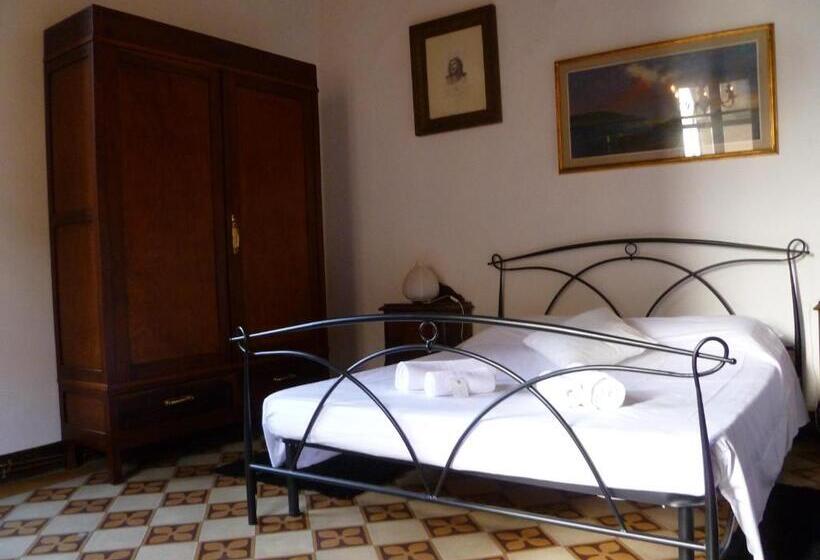 اتاق استاندارد یک تخته با سرویس بهداشتی مشترک, Time Out