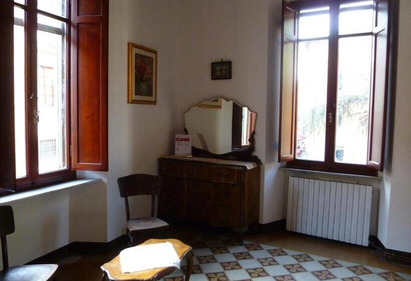 اتاق استاندارد یک تخته با سرویس بهداشتی مشترک, Time Out